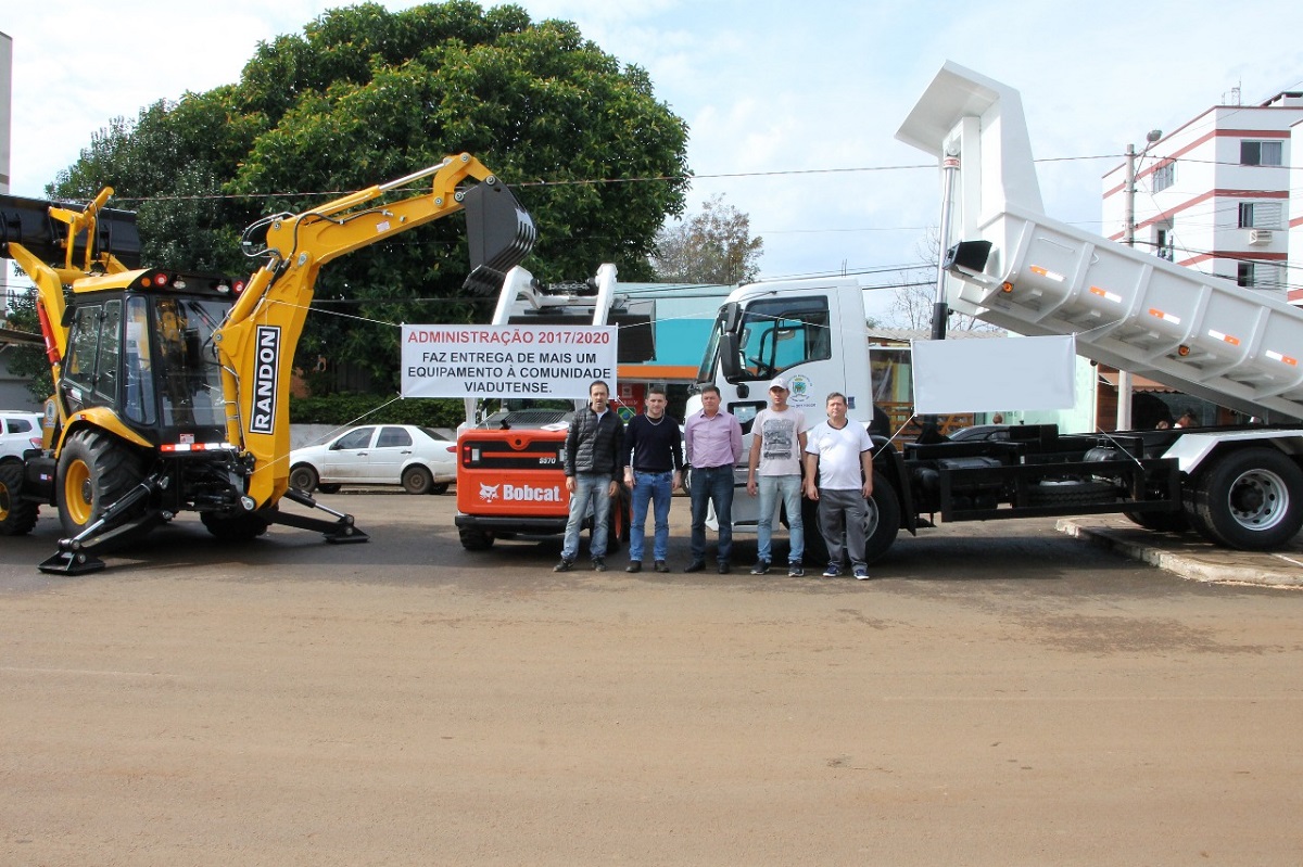 Ir para  <p><big>Foram entregues novos equipamentos rodovi&aacute;rios ao Munic&iacute;pio, na semana que passou (25 a 29 de junho).</big></p>

<p><big>Uma retroescavadeira 4x4, foi cedida pelo Governo do...